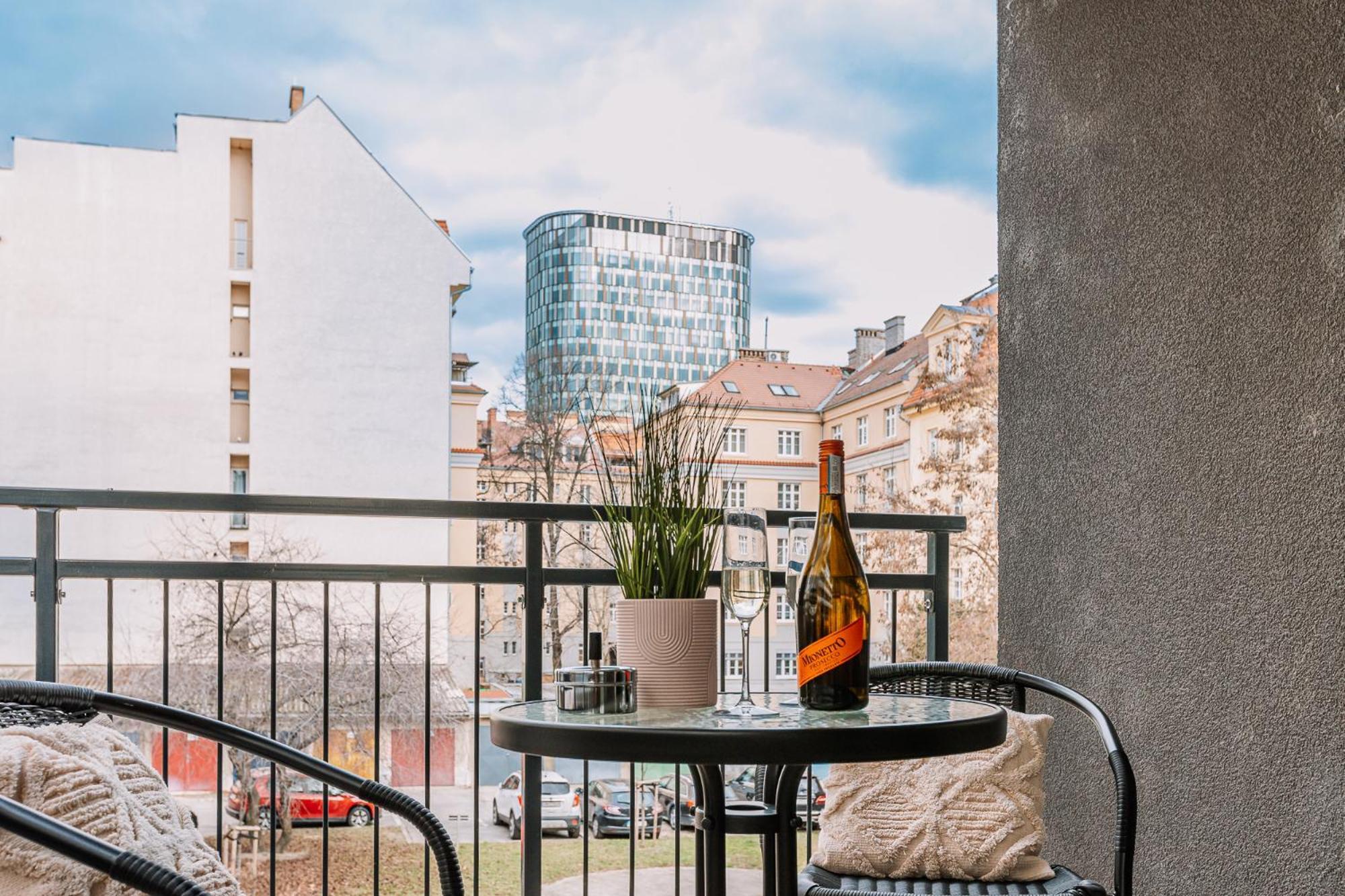 Skau 2 Old Town Family & Business Apartment 2 Floor Free Parking Братислава Екстериор снимка