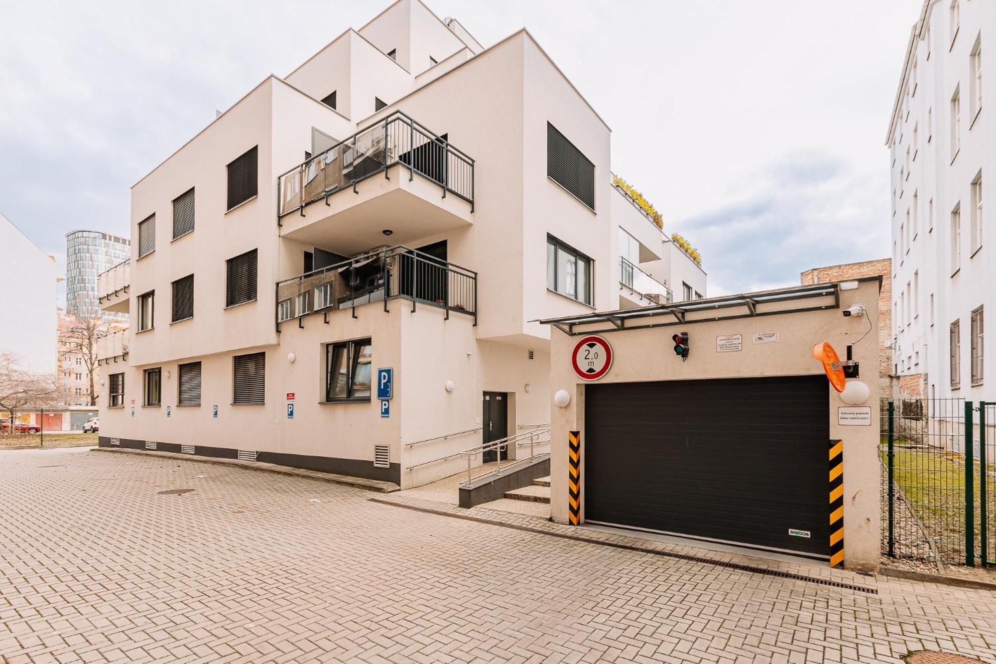 Skau 2 Old Town Family & Business Apartment 2 Floor Free Parking Братислава Екстериор снимка