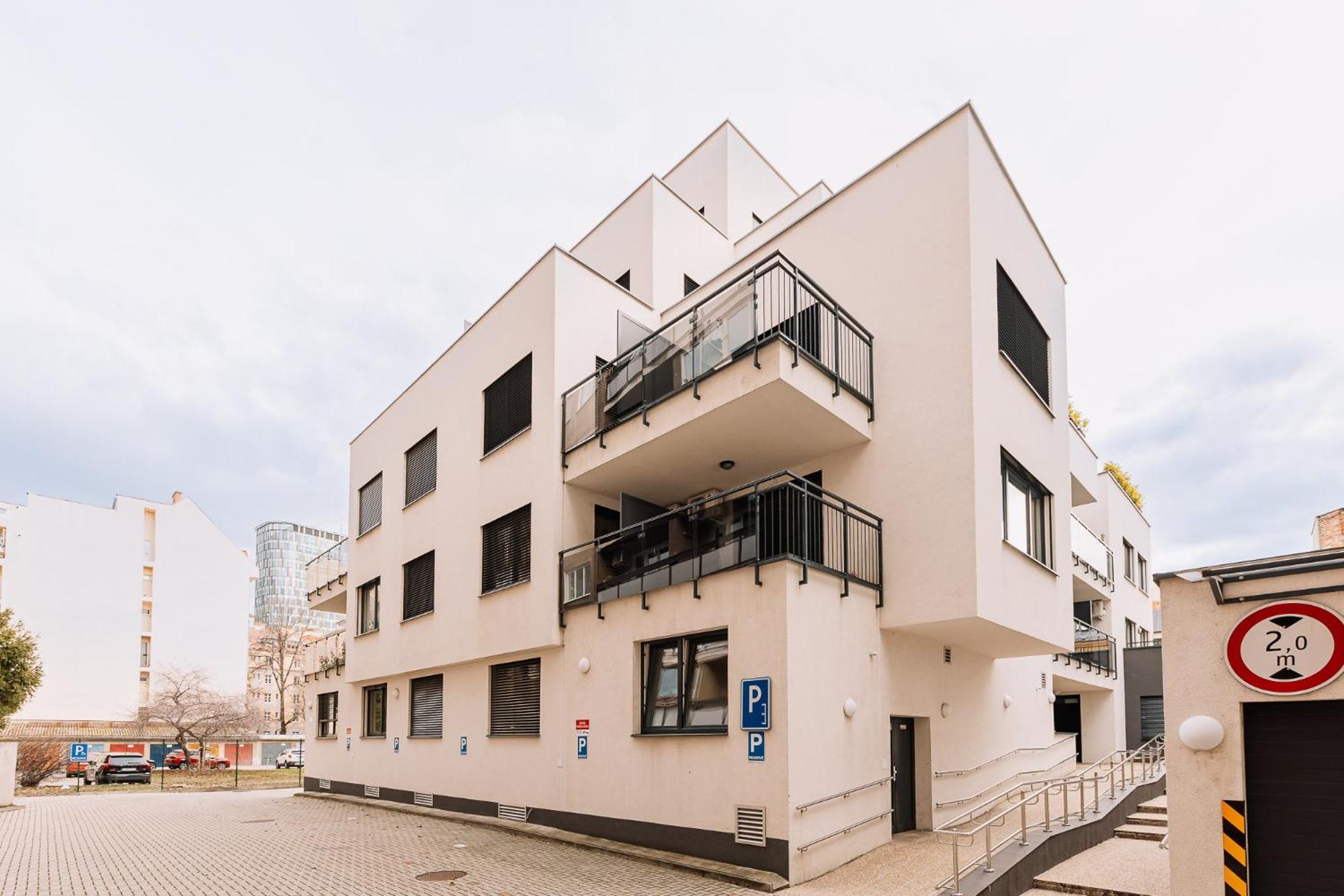 Skau 2 Old Town Family & Business Apartment 2 Floor Free Parking Братислава Екстериор снимка